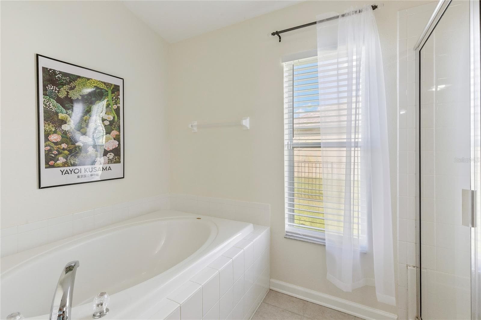 Soaking tub in primary bath - 7619 CRESCENT PALM DR, WESLEY CHAPEL