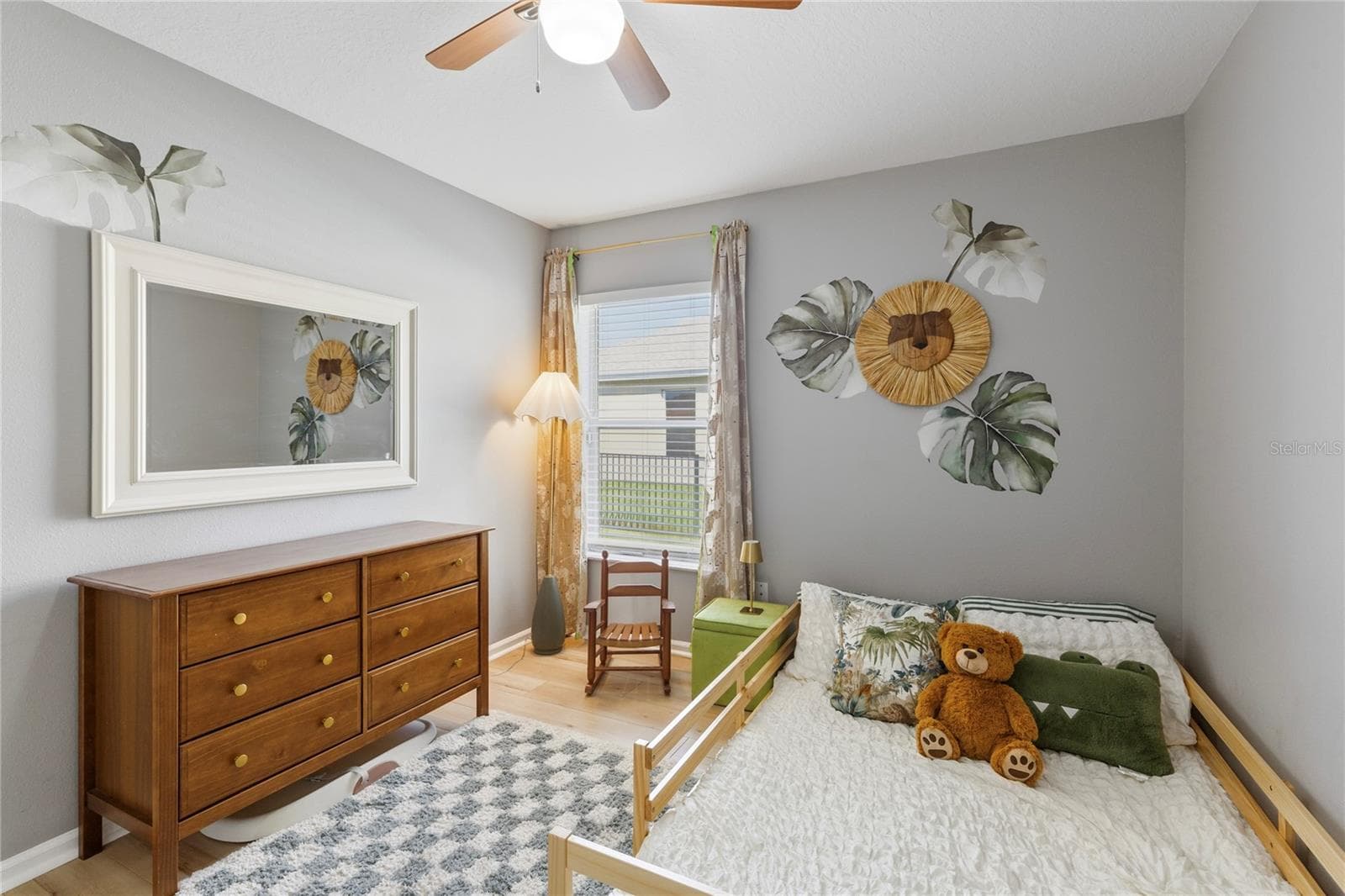 Bedroom with ceiling fan and large closet - 7619 CRESCENT PALM DR, WESLEY CHAPEL