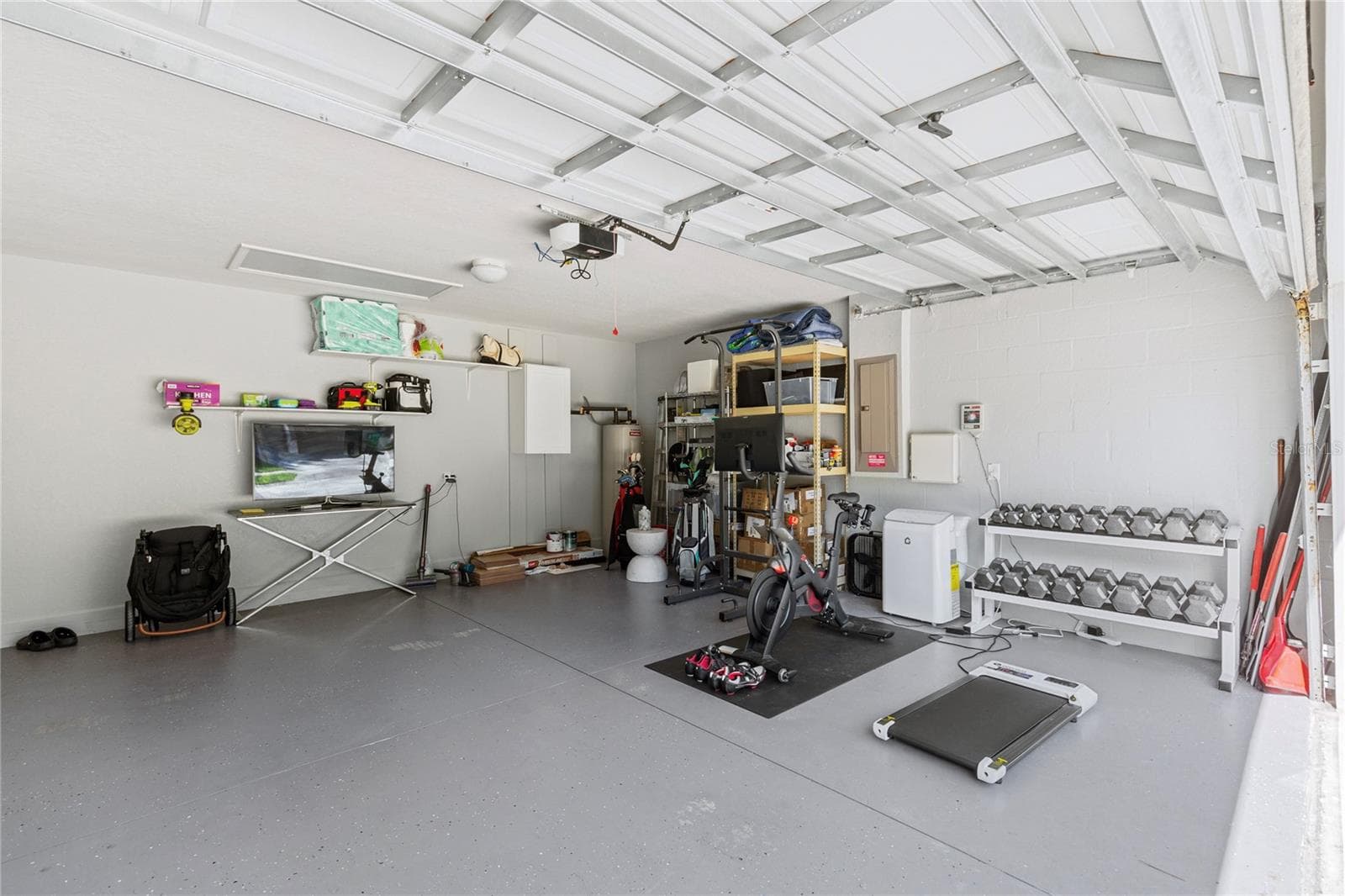 Very clean garage for hobbies, additional living space - 7619 CRESCENT PALM DR, WESLEY CHAPEL
