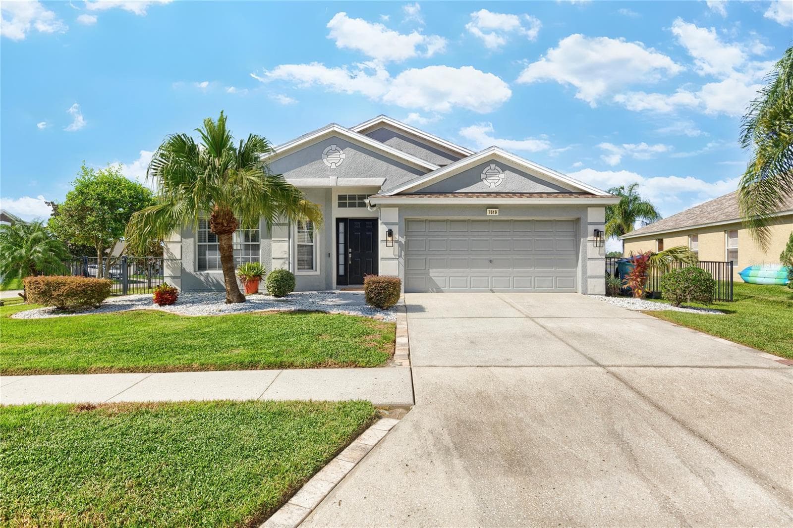 Longer Driveway for parking - 7619 CRESCENT PALM DR, WESLEY CHAPEL