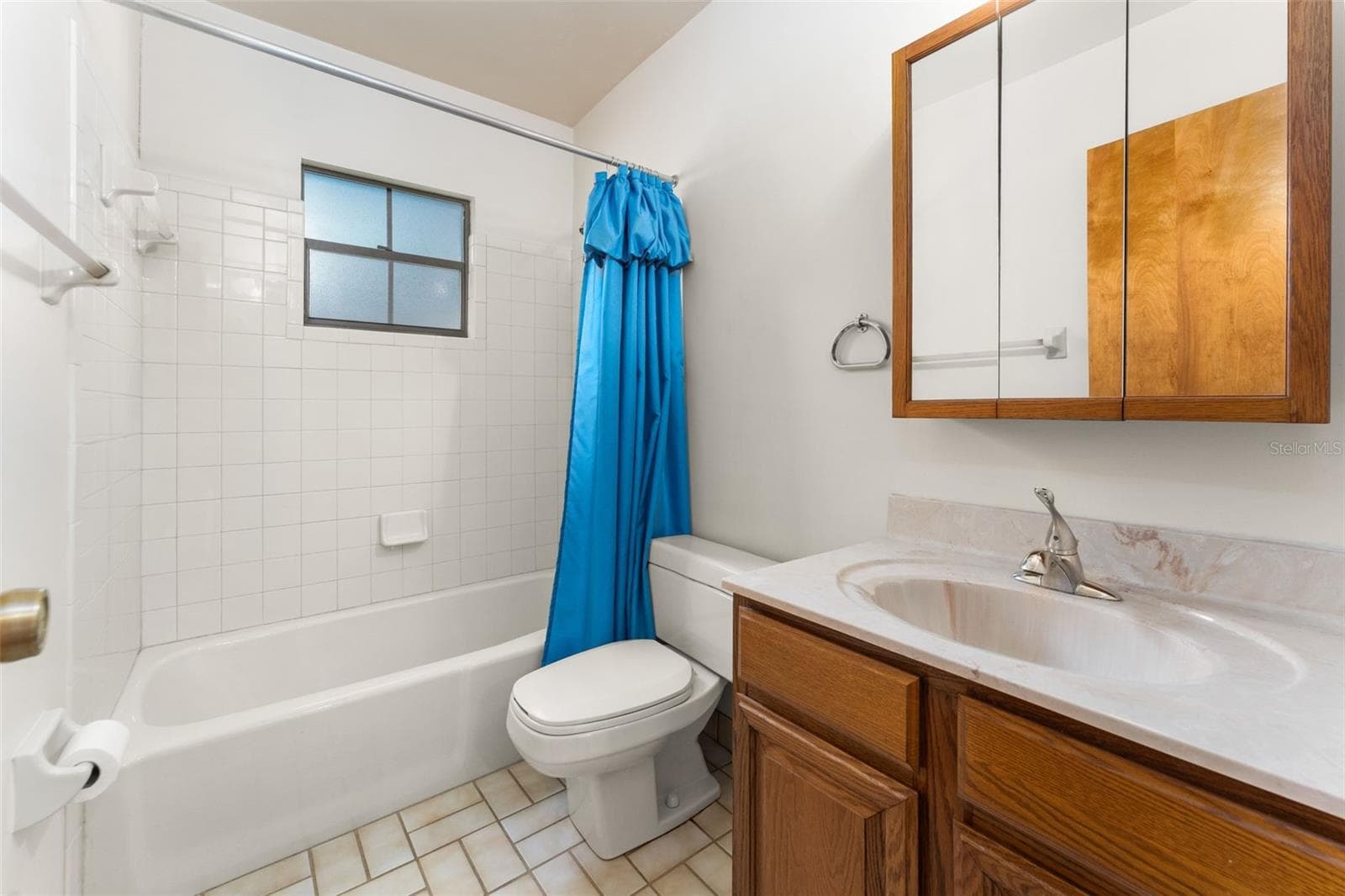 2nd Bathroom between Bedrooms 2 and 3 - 5804 NW 158TH ST, ALACHUA