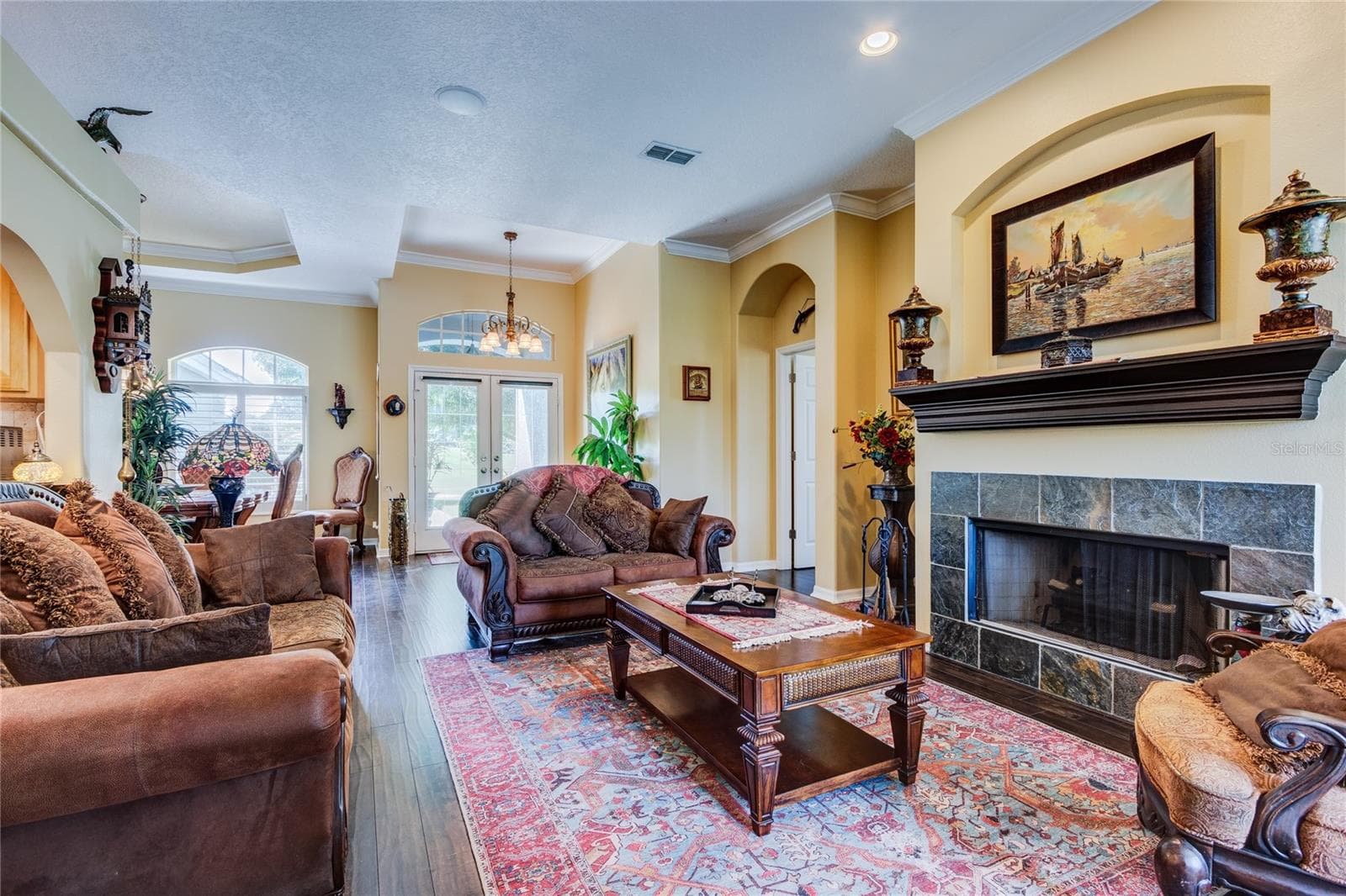 Light, bright and welcoming with fireplace as focal point - 13030 GRAND TRAVERSE DR, DADE CITY