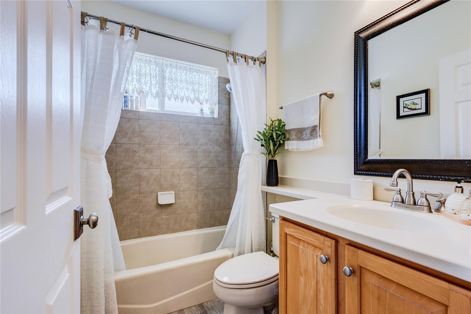 Hall bath on same wing as secondary bedroom - 13030 GRAND TRAVERSE DR, DADE CITY