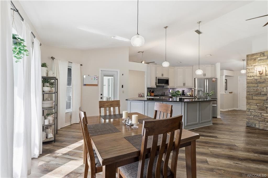 DINING AREA & KITCHEN- Inviting dining area w/natural light, easy access to the pool area & an open connection to the updated kitchen. - 1436 N CHERRY POP DR, HERNANDO