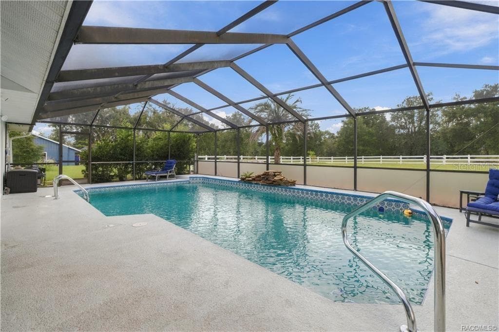 Florida Poolside Living – Generous pool decking offers room for lounge chairs, entertaining & enjoying sunny Florida afternoons. - 1436 N CHERRY POP DR, HERNANDO