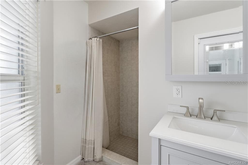 Primary Bathroom Walk-In Shower – Tiled walk-in shower featuring neutral finishes, conveniently located within the primary bathroom. - 1436 N CHERRY POP DR, HERNANDO
