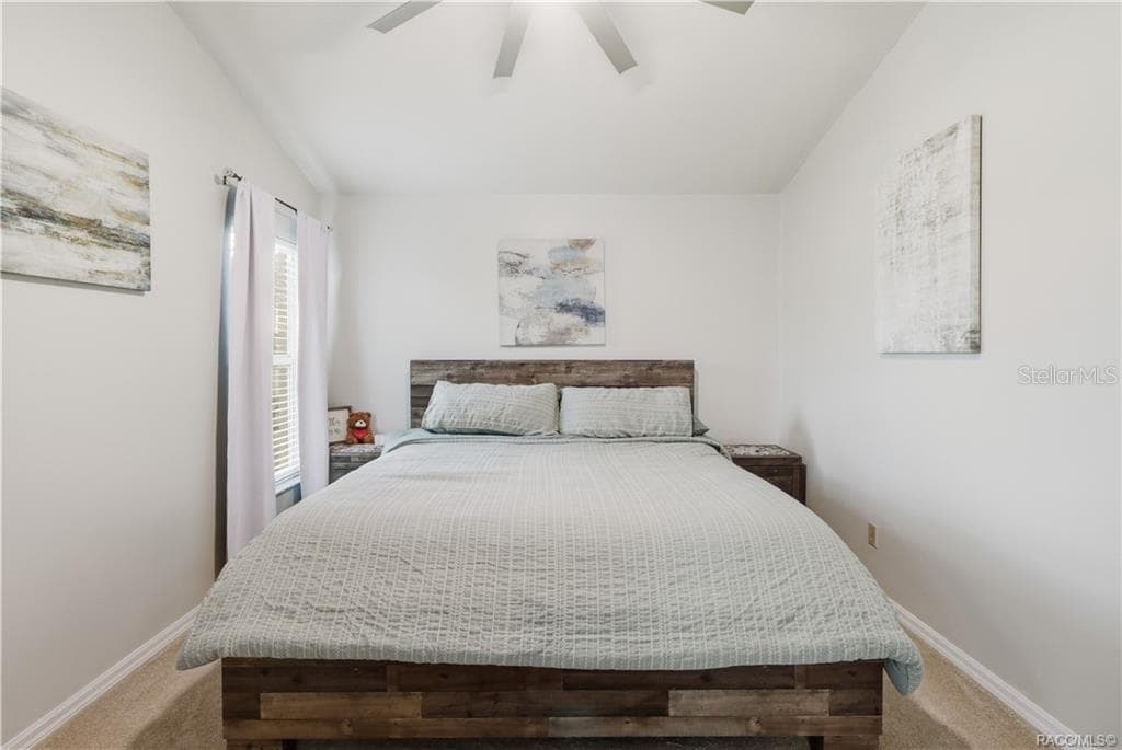 Primary Bedroom – Comfortable primary suite featuring vaulted ceilings, a ceiling fan, neutral finishes. - 1436 N CHERRY POP DR, HERNANDO