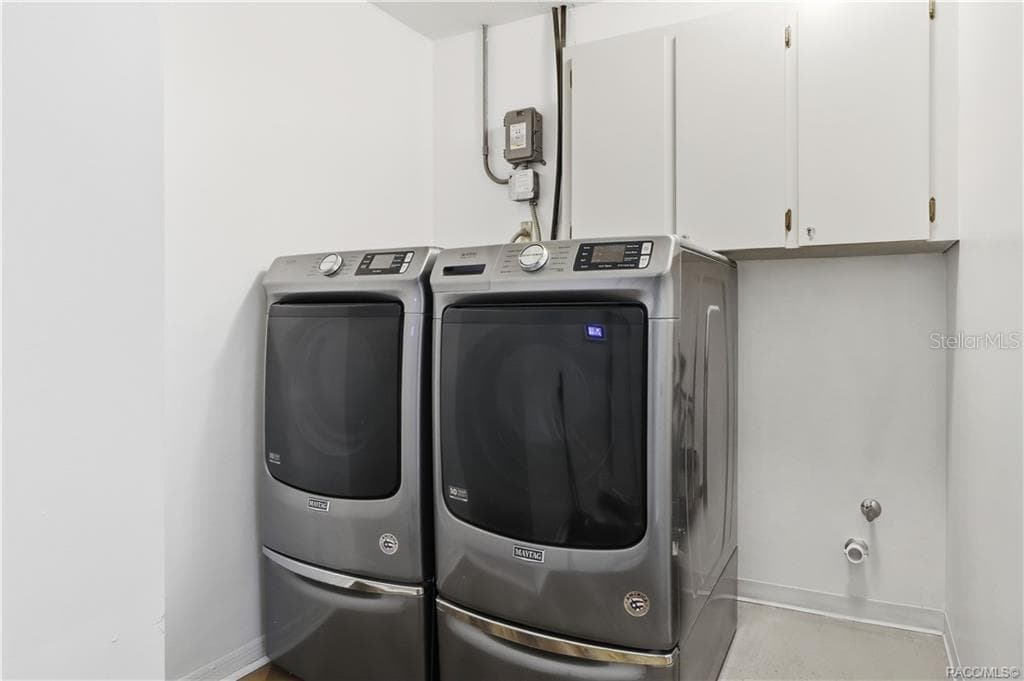 Indoor Laundry Room – Convenient indoor laundry room w/washer, dryer & overhead cabinetry for additional storage. - 1436 N CHERRY POP DR, HERNANDO