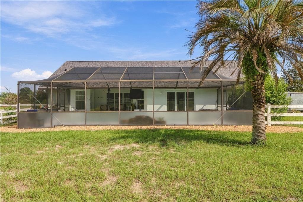 Rear Exterior – Expansive screen enclosure overlooking the backyard, offering plenty of space to enjoy Florida's outdoor lifestyle. - 1436 N CHERRY POP DR, HERNANDO