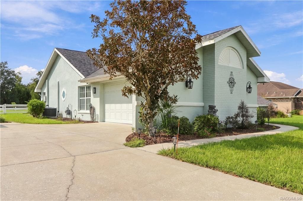 Rear Exterior – Expansive screen enclosure overlooking the backyard, offering plenty of space to enjoy Florida's outdoor lifestyle. - 1436 N CHERRY POP DR, HERNANDO