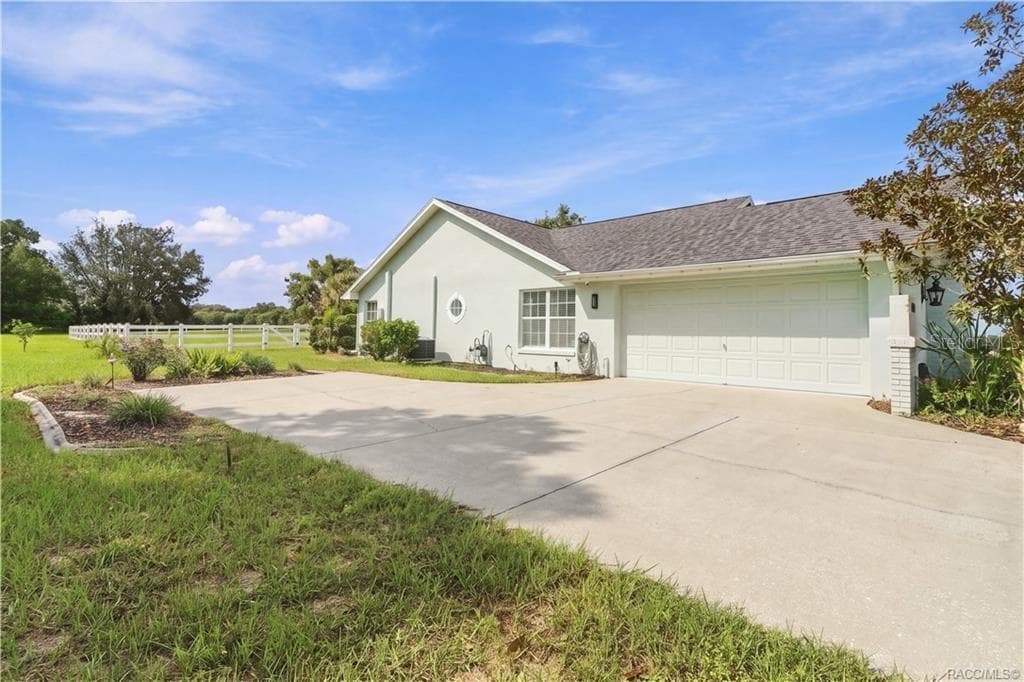 Garage & Driveway – Attached 2-car garage w/an expansive concrete driveway offering additional parking space. - 1436 N CHERRY POP DR, HERNANDO