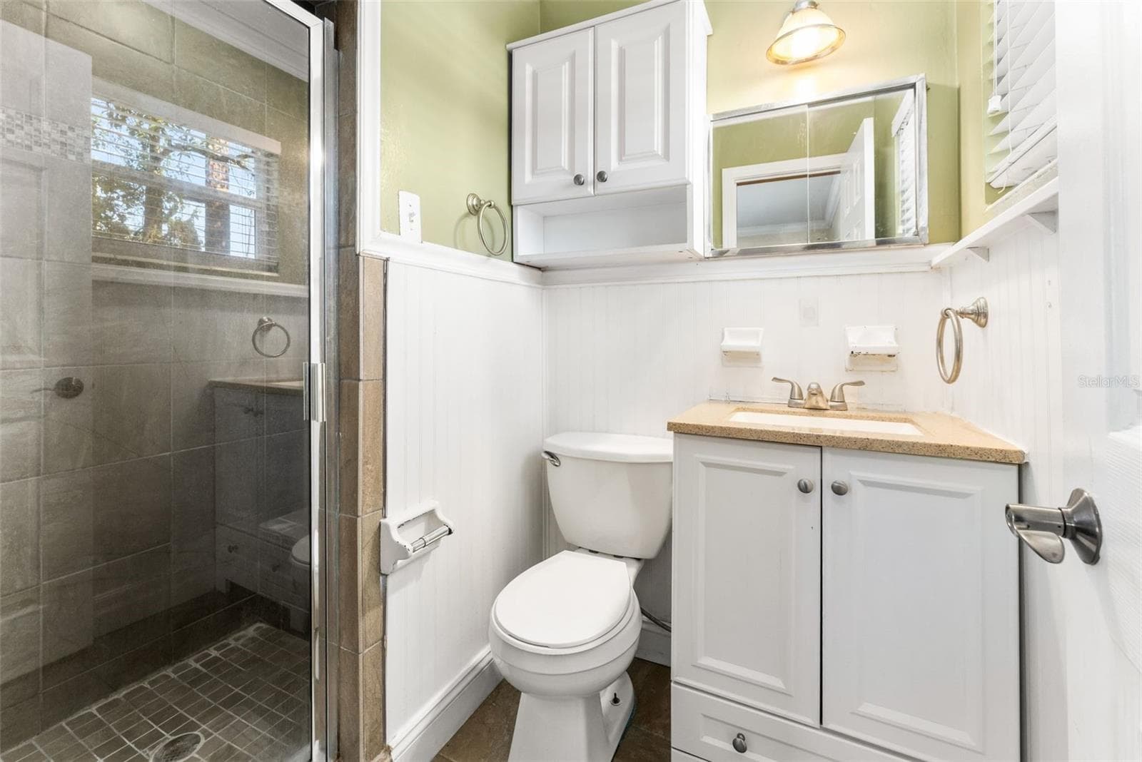 Master bathroom - 3805 NW 50TH ST, GAINESVILLE