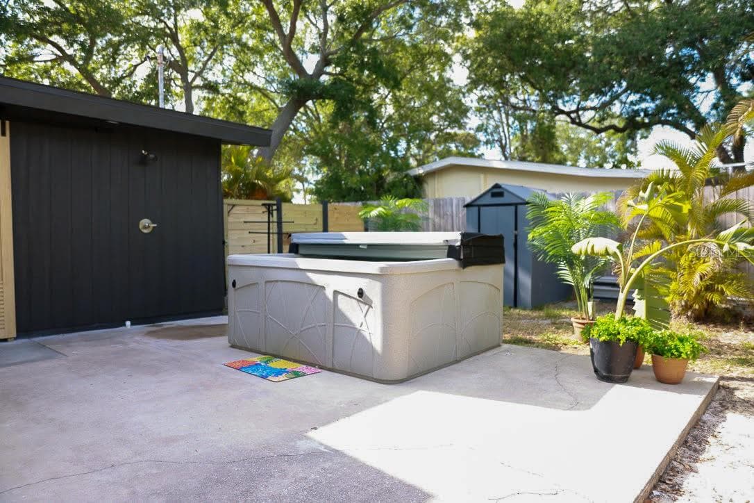 5 Person Hot Tub w/outdoor shower - 405 MANOR BLVD, PALM HARBOR