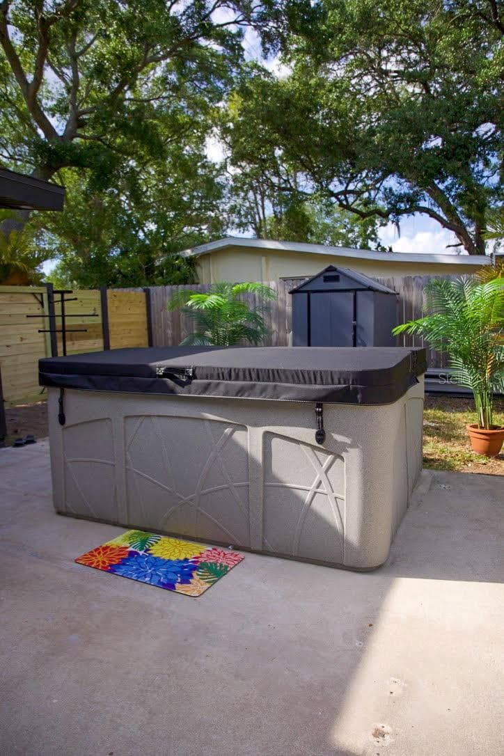 5 Person Hot Tub - 405 MANOR BLVD, PALM HARBOR