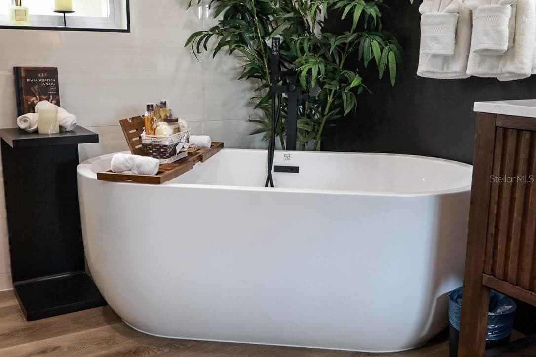 Spa like Tub - 405 MANOR BLVD, PALM HARBOR