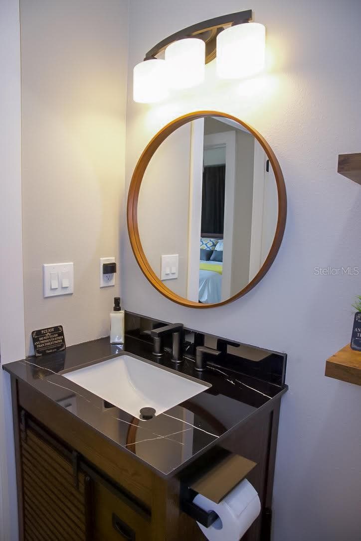 Guest Bathroom - 405 MANOR BLVD, PALM HARBOR
