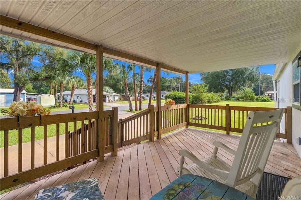 Covered Front Porch – Picture yourself enjoying morning coffee or a quiet afternoon on this spacious covered porch overlooking the front lawn & neighborhood. - 6230 W GLEN ROBBIN CT, CRYSTAL RIVER