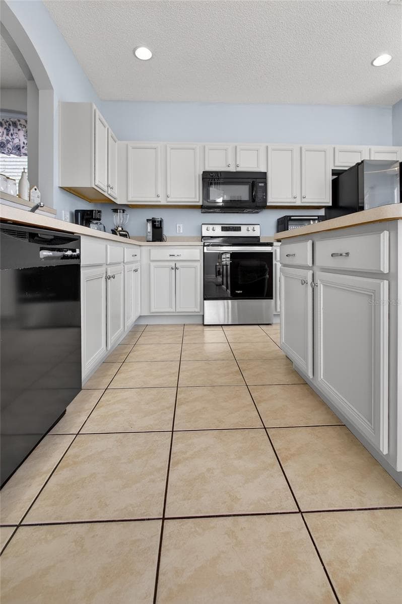 Single Family Residence at 2605 EMERALD ISLAND BLVD, KISSIMMEE, photo 18 of 56