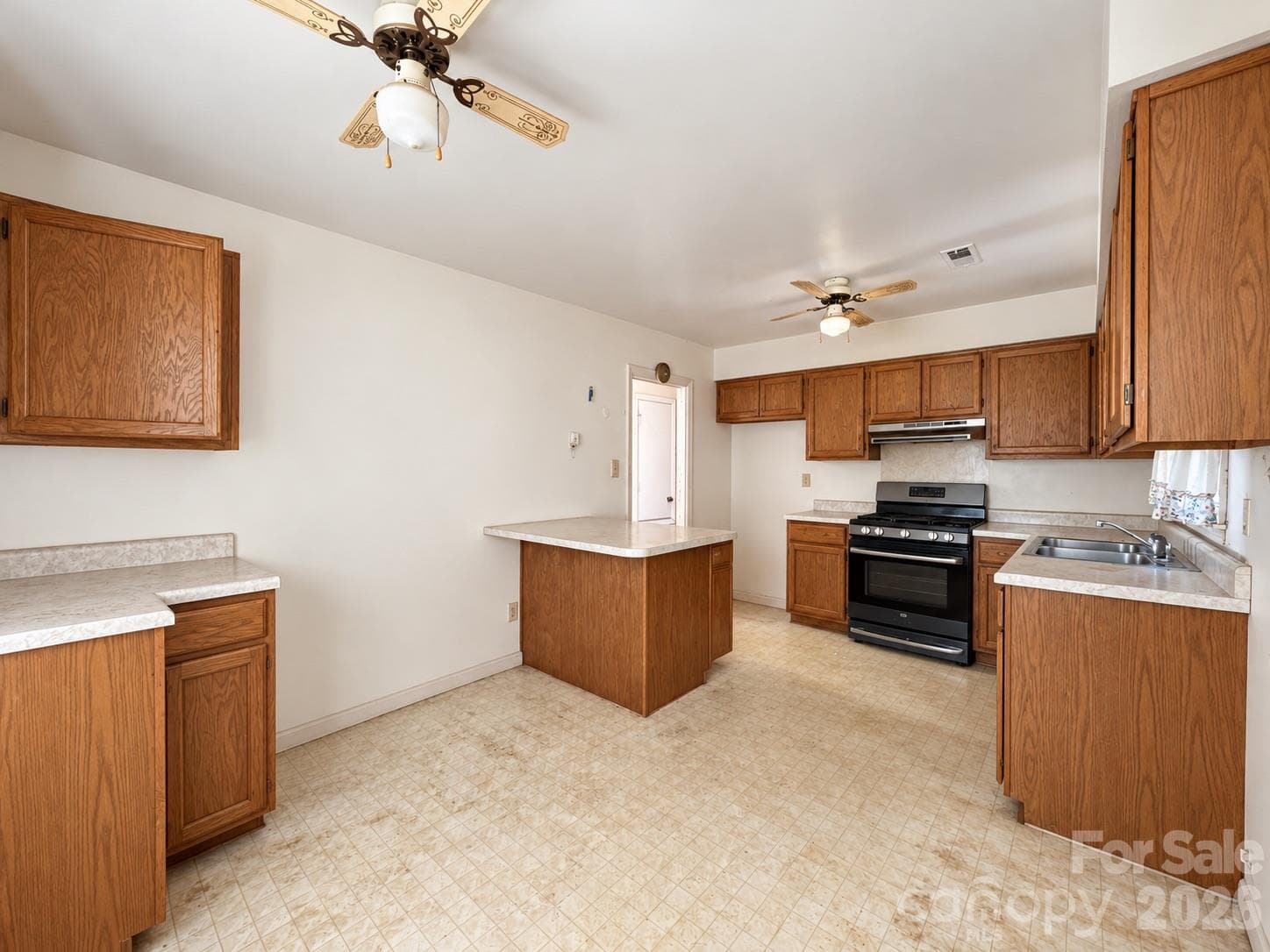 Single Family Residence at 2636 Dalecrest Drive, Charlotte, photo 7 of 19