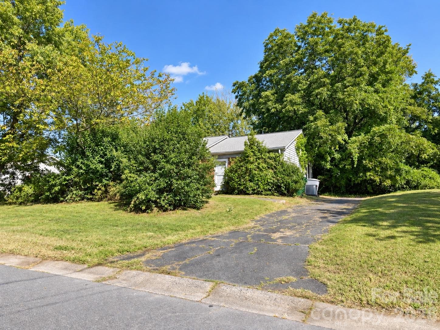 Single Family Residence at 2636 Dalecrest Drive, Charlotte, photo 14 of 19