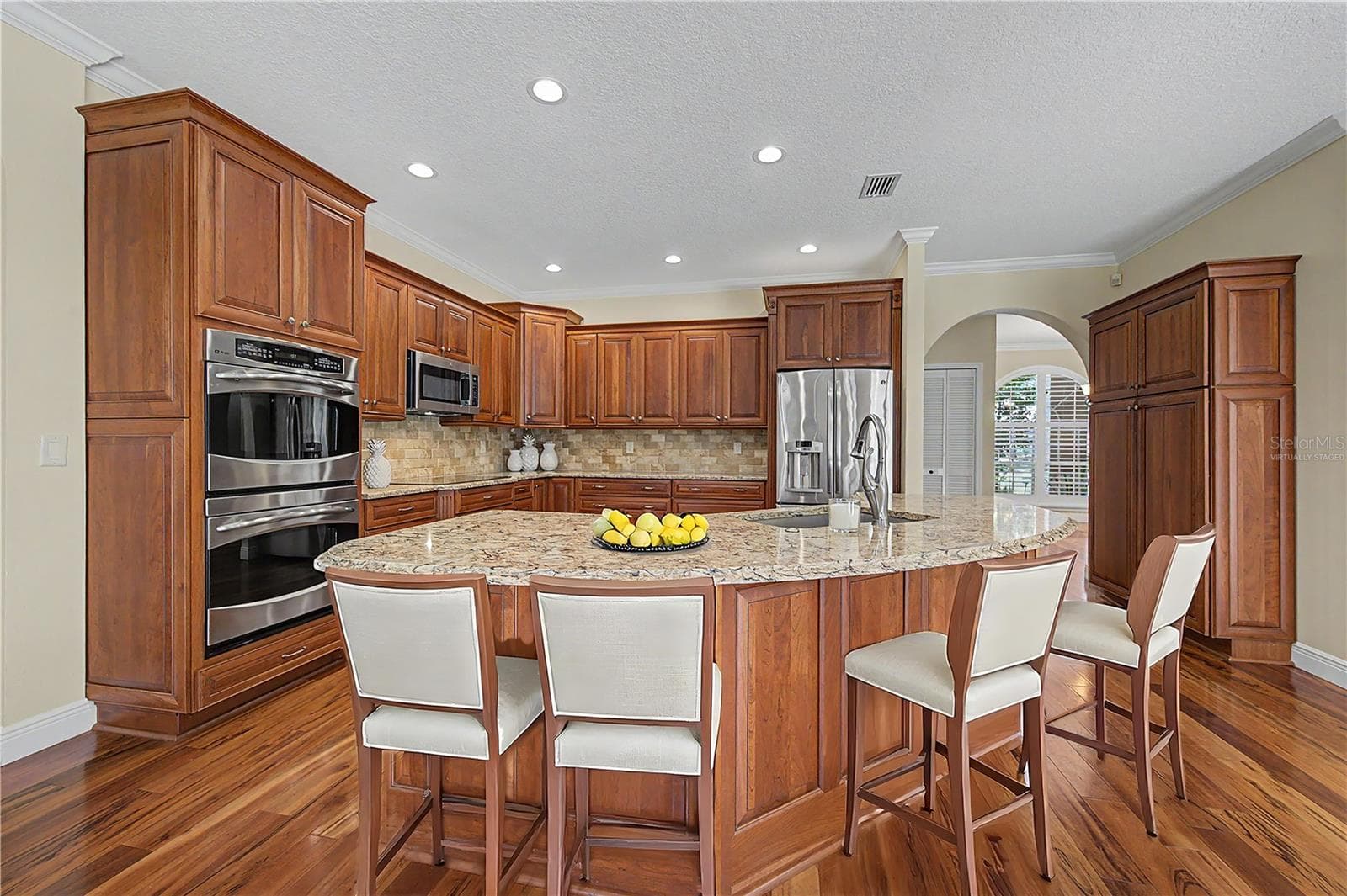 Virtually Staged - 1558 E LAKE WOODLANDS PKWY, OLDSMAR
