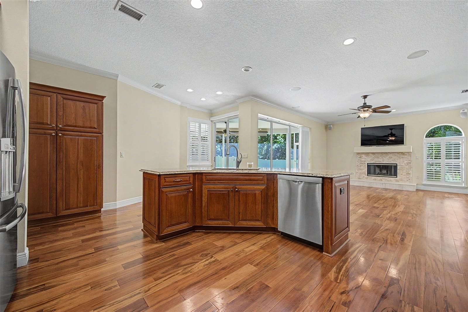 Single Family Residence at 1558 E LAKE WOODLANDS PKWY, OLDSMAR, photo 11 of 53