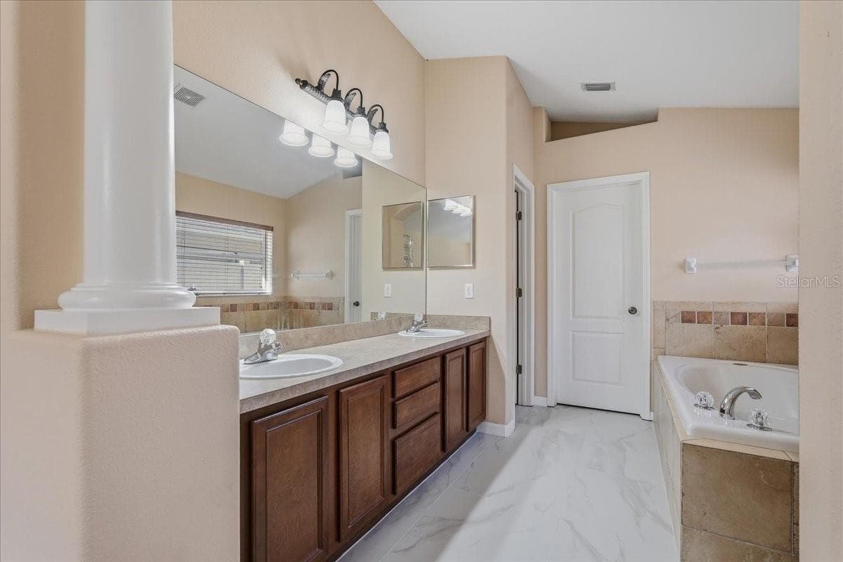 Single Family Residence at 8211 CANYON CREEK WAY, TAMPA, photo 29 of 78
