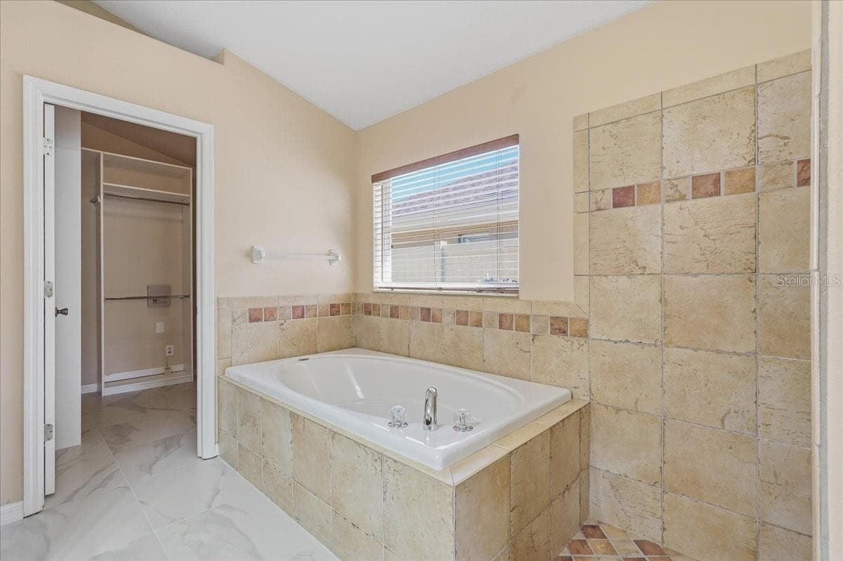 Single Family Residence at 8211 CANYON CREEK WAY, TAMPA, photo 32 of 78