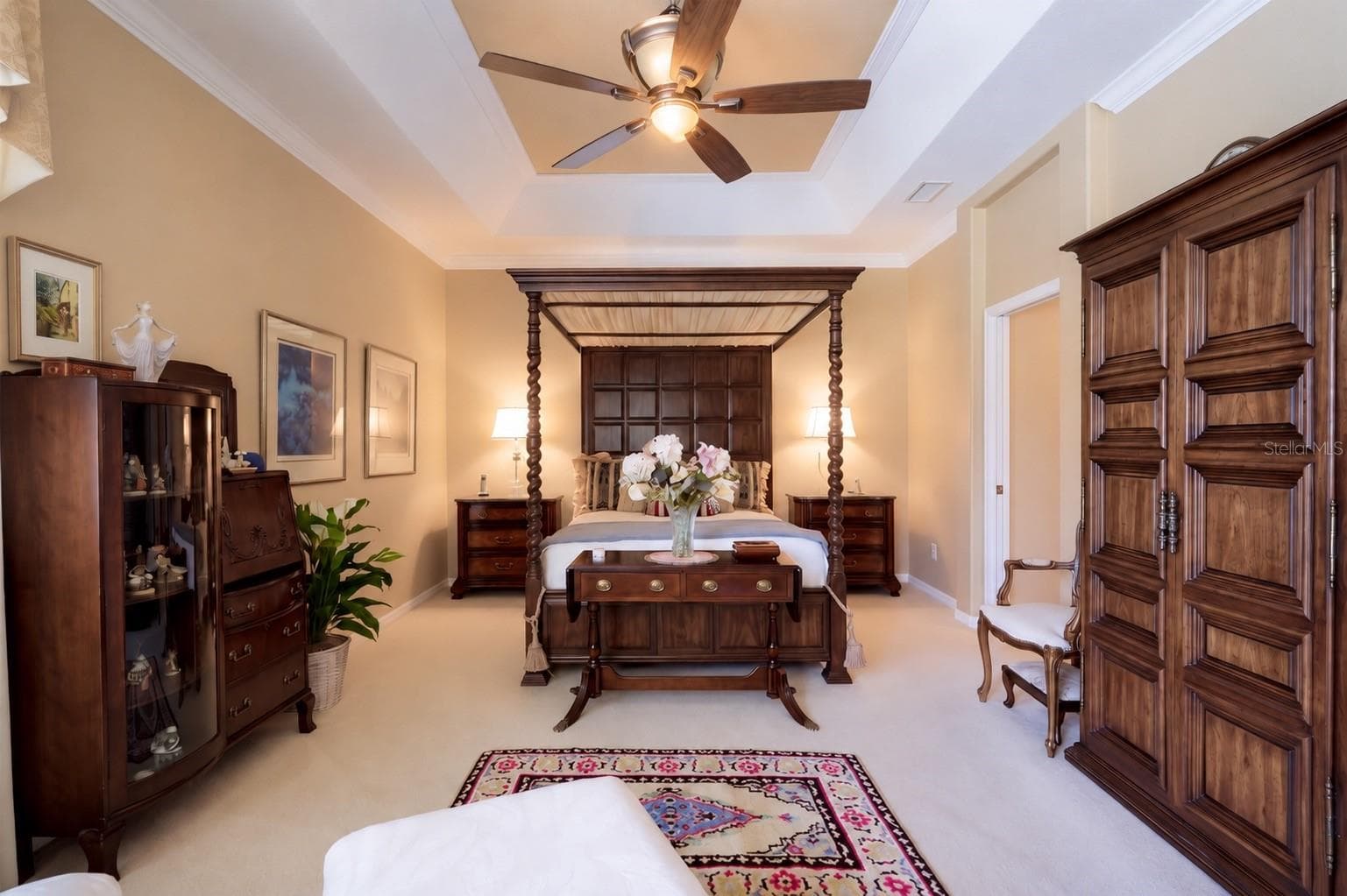 STUNNING OVERSIZED PRIMARY BEDROOM FEATURING SOARING CEILINGS, AN EXPANSIVE PRIVATE SITTING AREA, AND BEAUTIFUL VIEWS OF THE SPARKLING POOL AND LUSH OUTDOOR SURROUNDINGS! - 14542 RIVIERA POINTE DR, ORLANDO