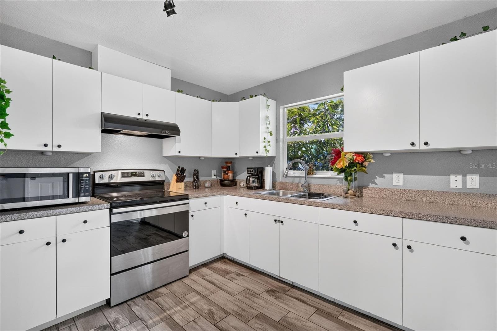 Single Family Residence at 21883 CATHERINE AVE, PORT CHARLOTTE, photo 13 of 38