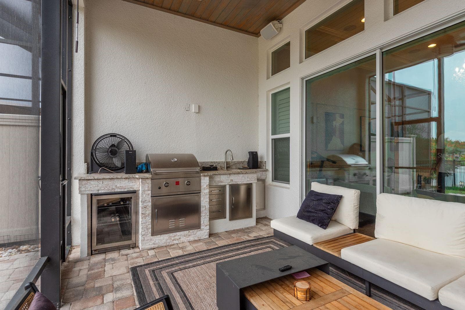 Enclosed lanai with summer kitchen - 4583 BARLETTA CT, WESLEY CHAPEL