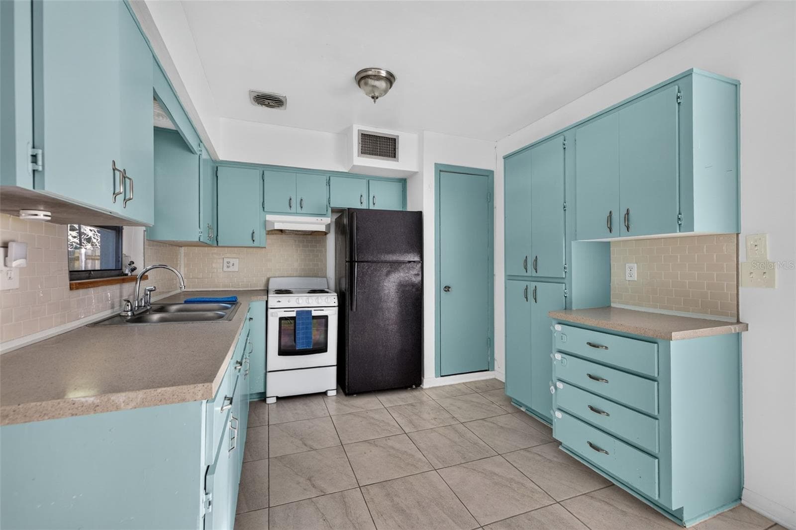 Single Family Residence at 1835 WEST DR, CLEARWATER, photo 11 of 23
