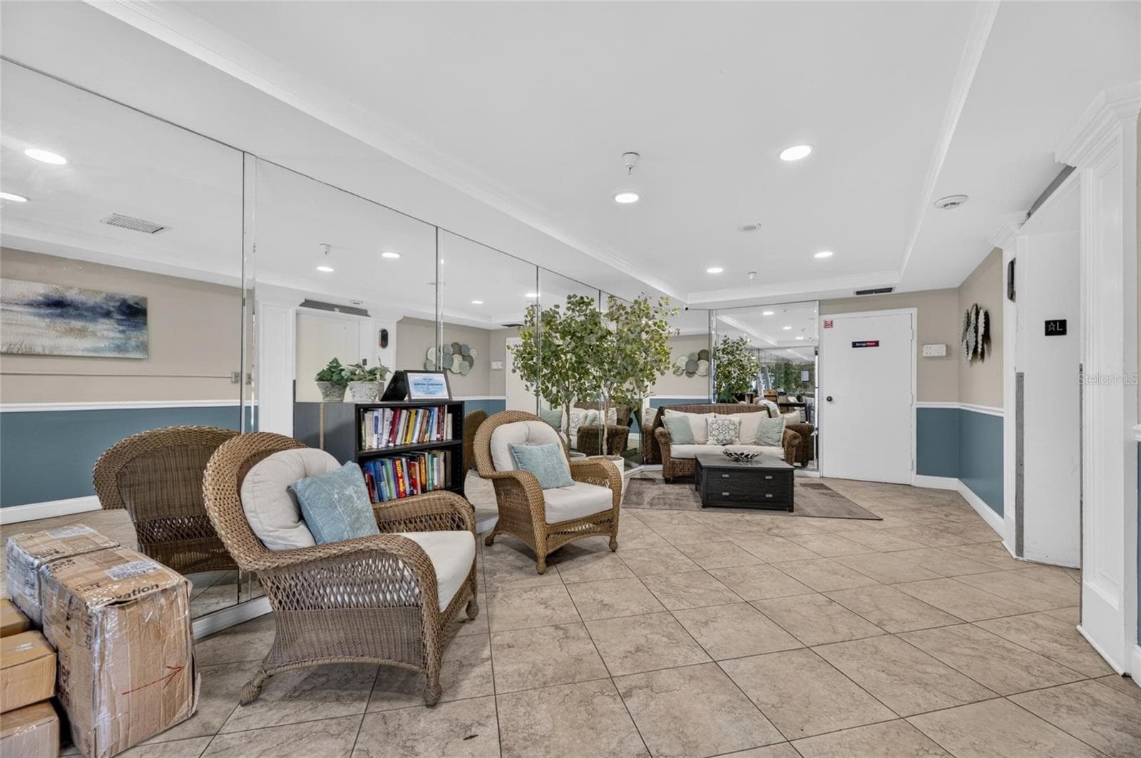 Dockside Building Lobby & Library - 2780 N RIVERSIDE DR #601, TAMPA