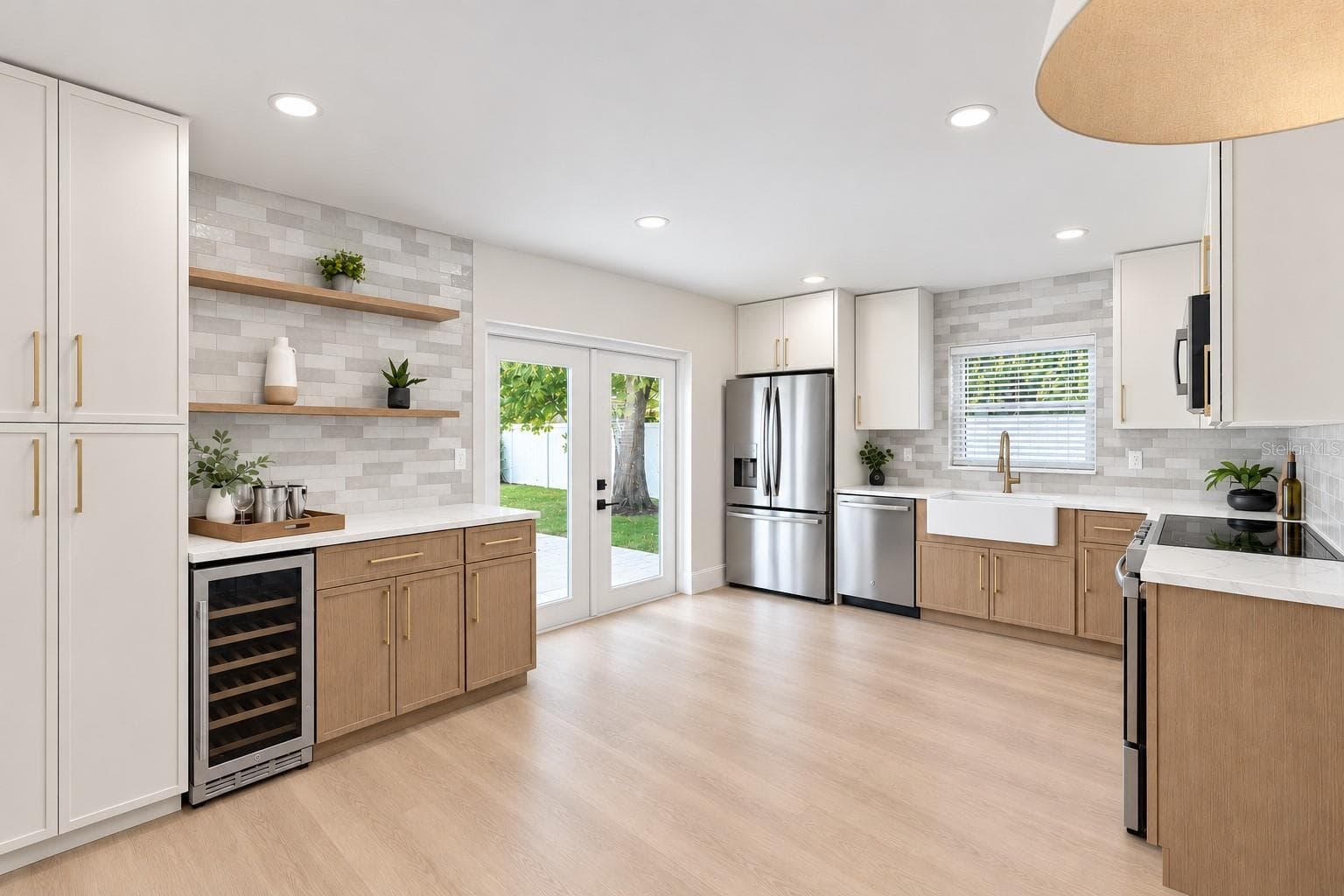 Designer kitchen with two-toned slim shaker cabinets, ss appliances including beverage cooler and closet pantry - 1613 GREENWOOD DR, DUNEDIN
