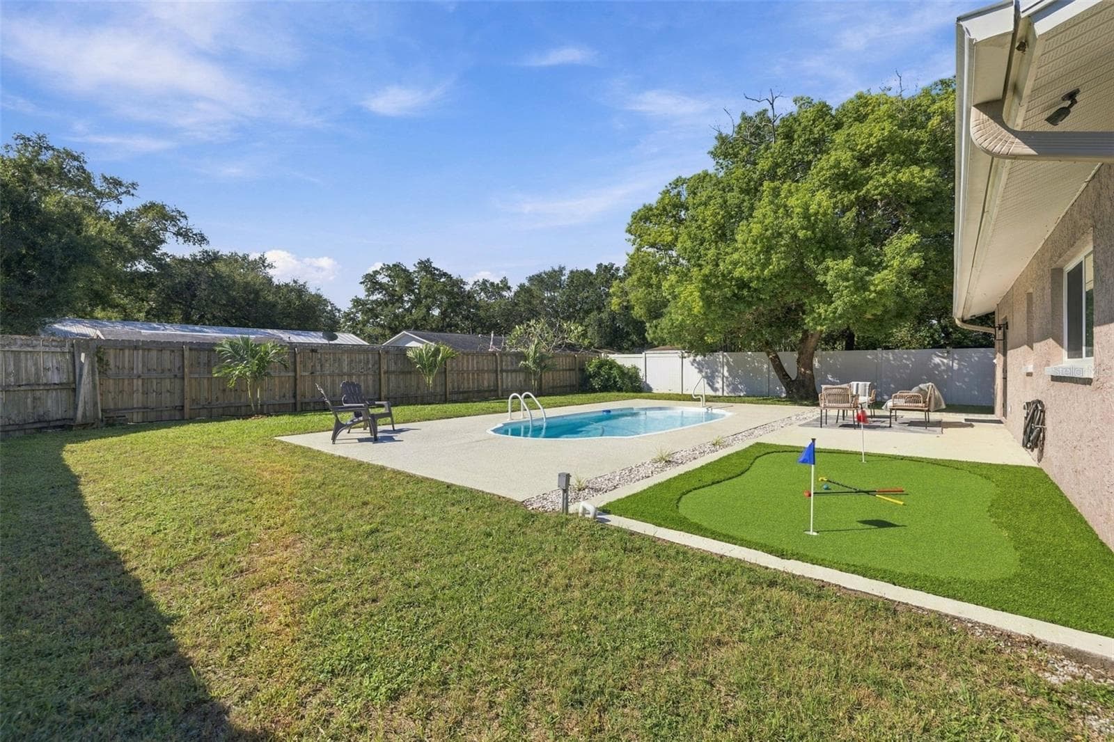 Putting Green and large fenced backyard - 1613 GREENWOOD DR, DUNEDIN