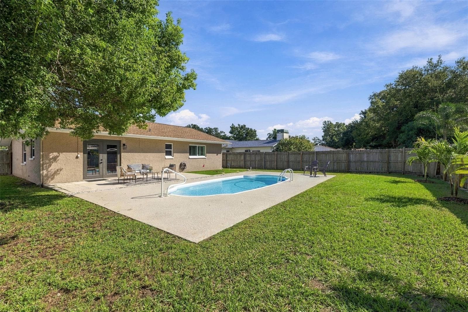 Large fenced backyard - 1613 GREENWOOD DR, DUNEDIN