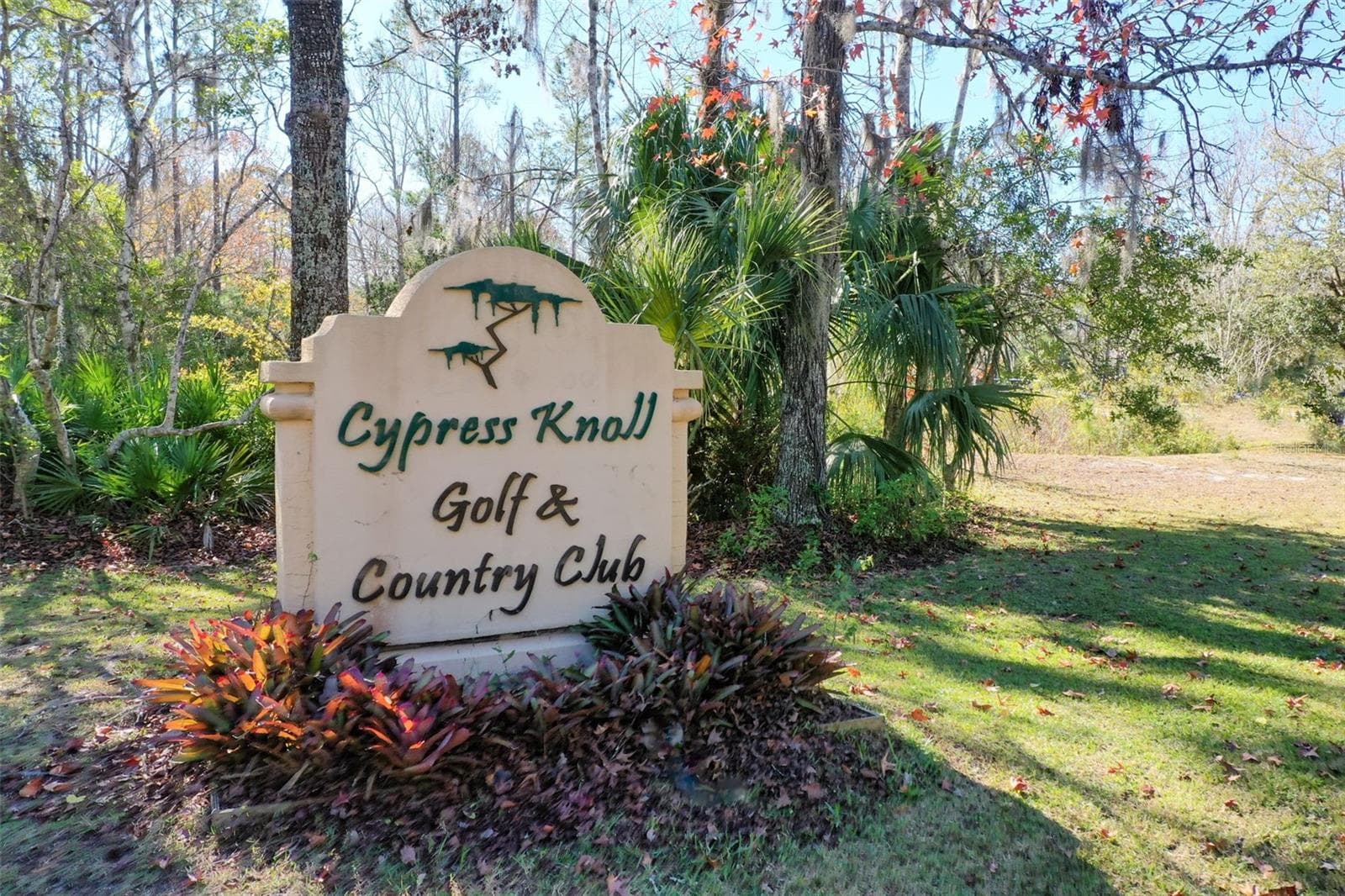Imagine living in a golf community where a day on the greens is just part of the lifestyle! Cypress Knoll offers a beautiful setting for golf enthusiasts and those who appreciate the charm of country club surroundings. - 19 EDGELY LN, PALM COAST
