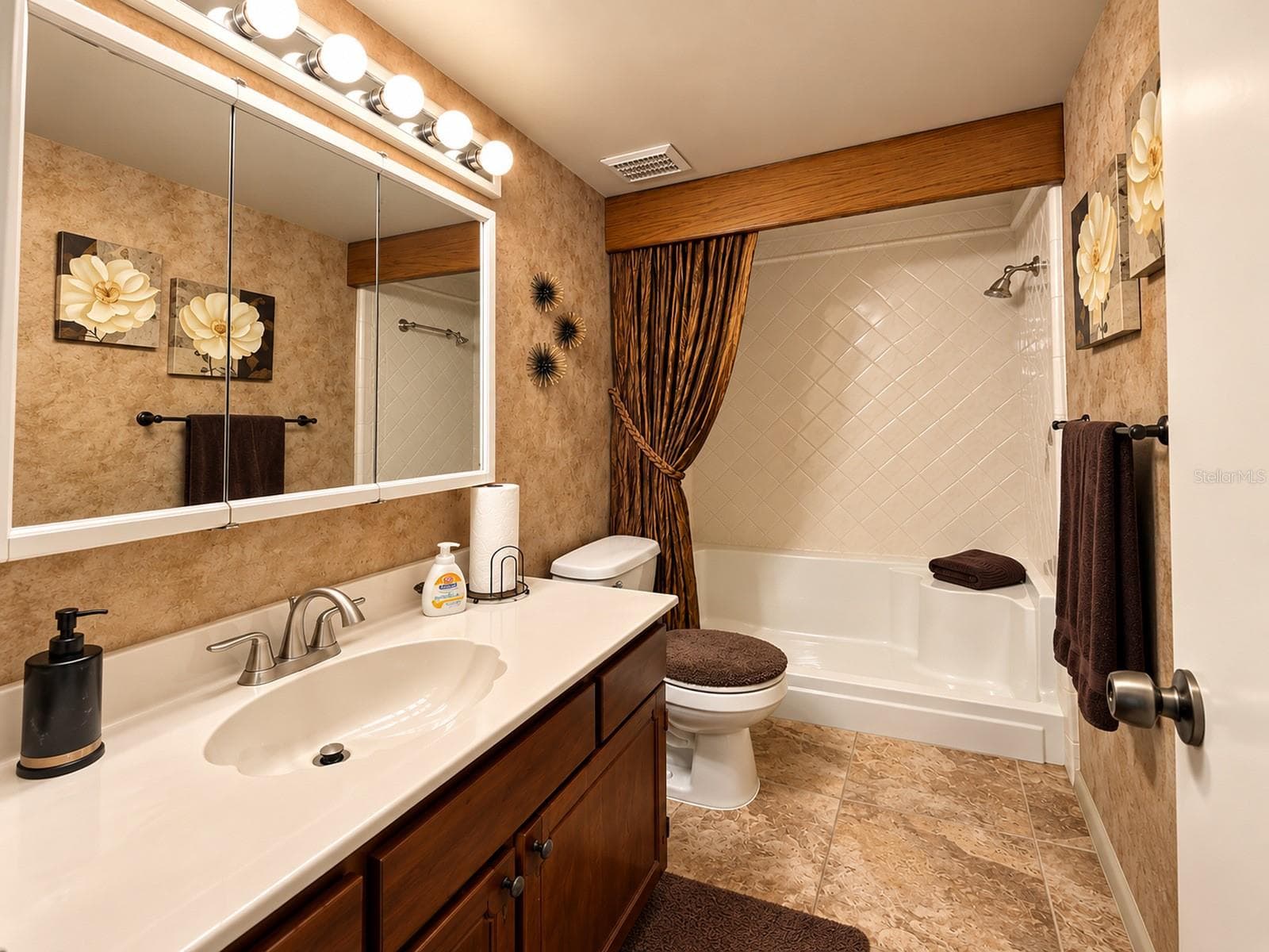 Condominium at 2132 LAKEWOOD CLUB DR S #8B, ST PETERSBURG, photo 18 of 47