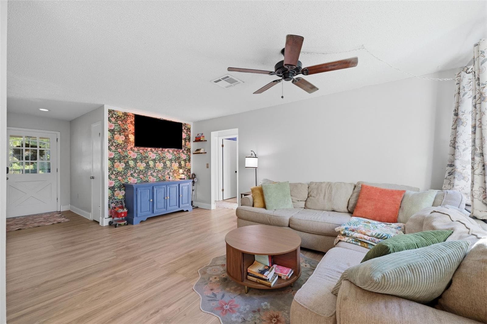Living - 10048 AMIDON ST, SPRING HILL