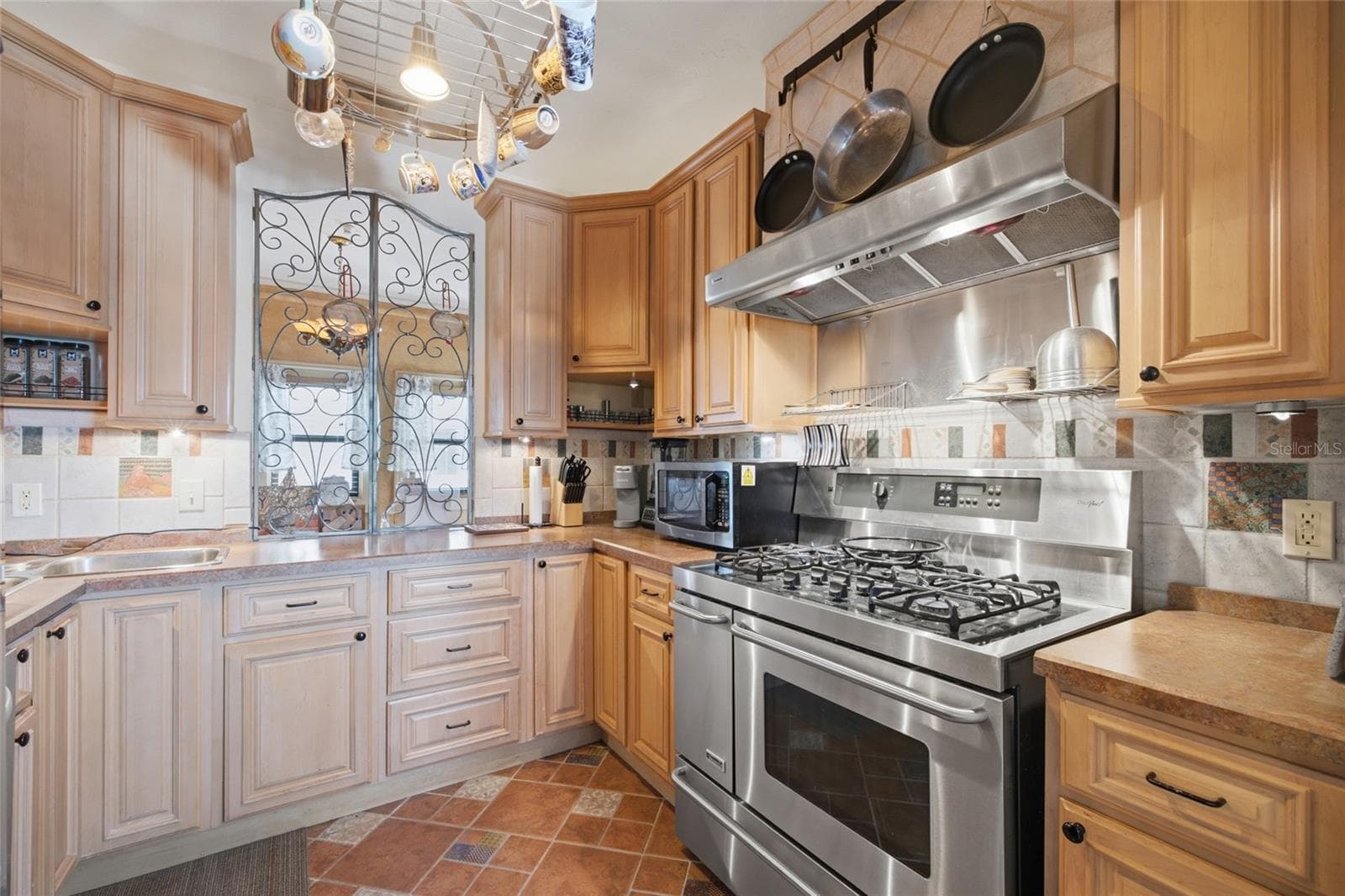 Kitchen 5 Burner Gas Stove - 130 4TH AVE N #702, ST PETERSBURG