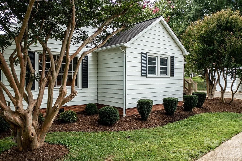 Side House - 57 19th Avenue NW, Hickory