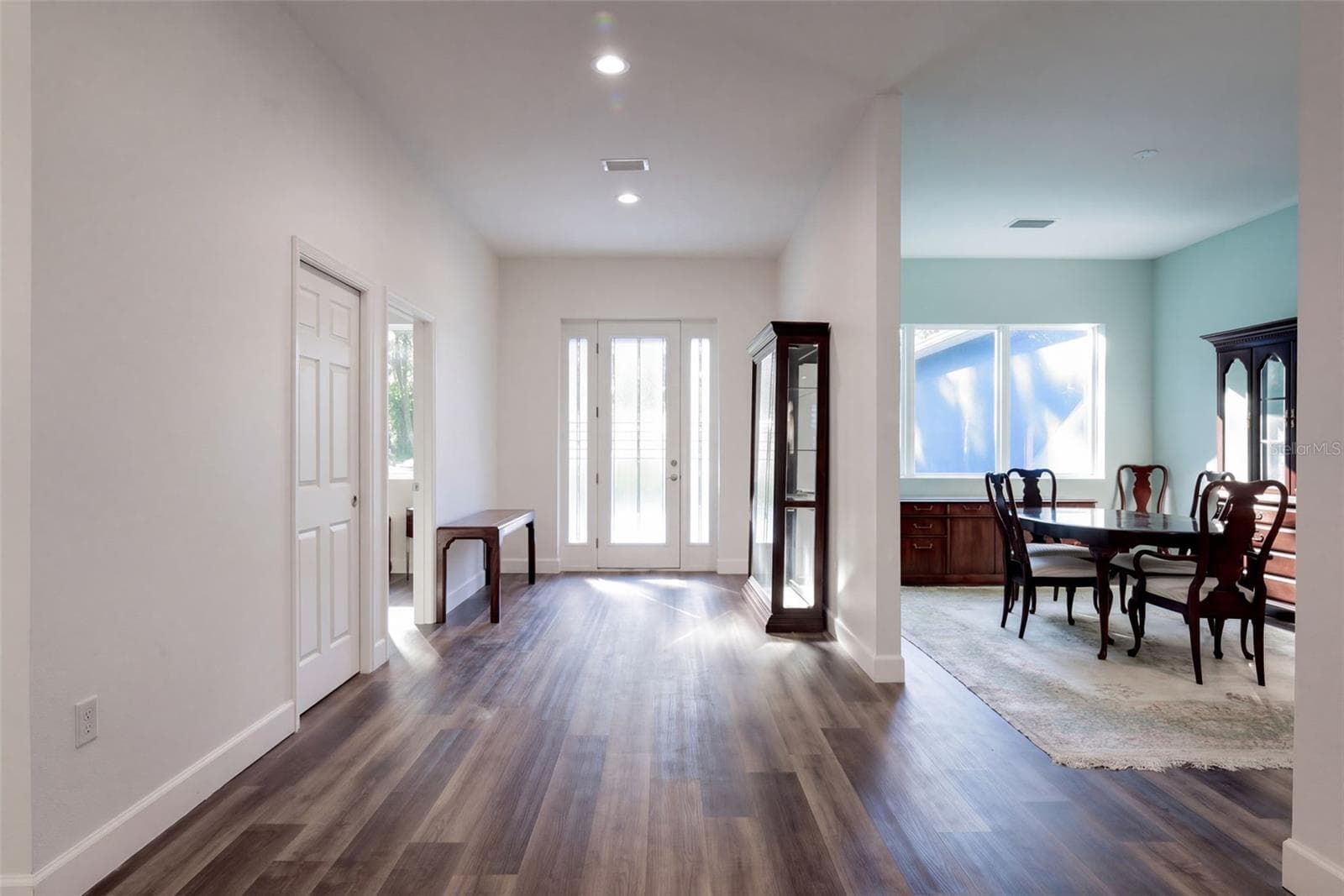 Bright foyer opens to the dining room - 4410 CORLEY ISLAND RD, LEESBURG
