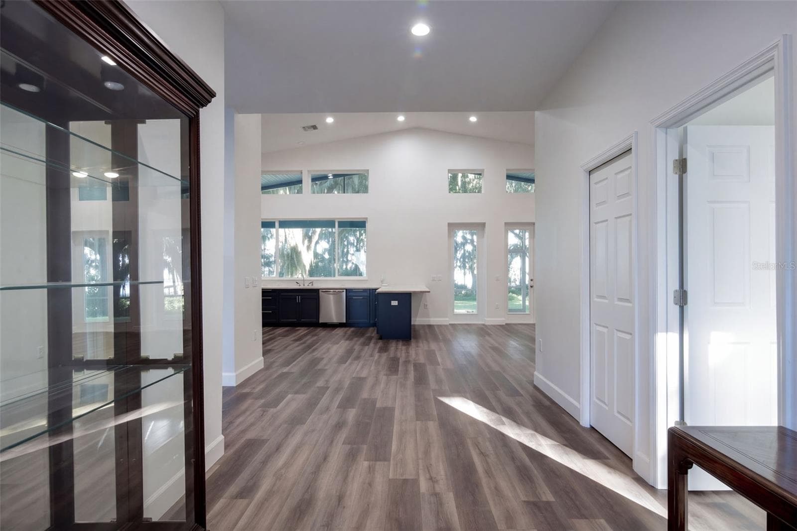 EntryFoyer view into the vaulted great room with clerestory windows - 4410 CORLEY ISLAND RD, LEESBURG