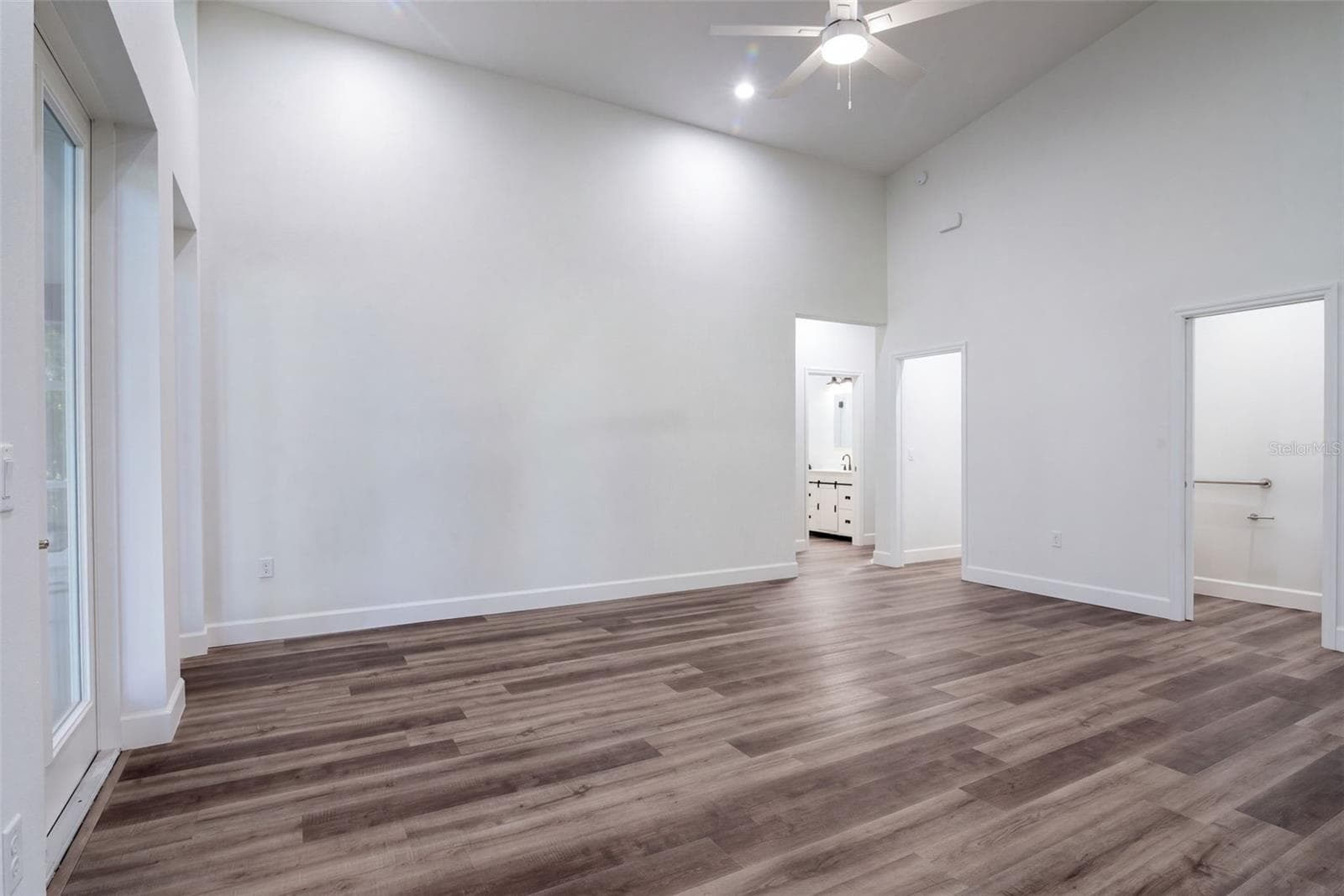 Split floor plan: primary suite on one side, guest rooms on the other - 4410 CORLEY ISLAND RD, LEESBURG