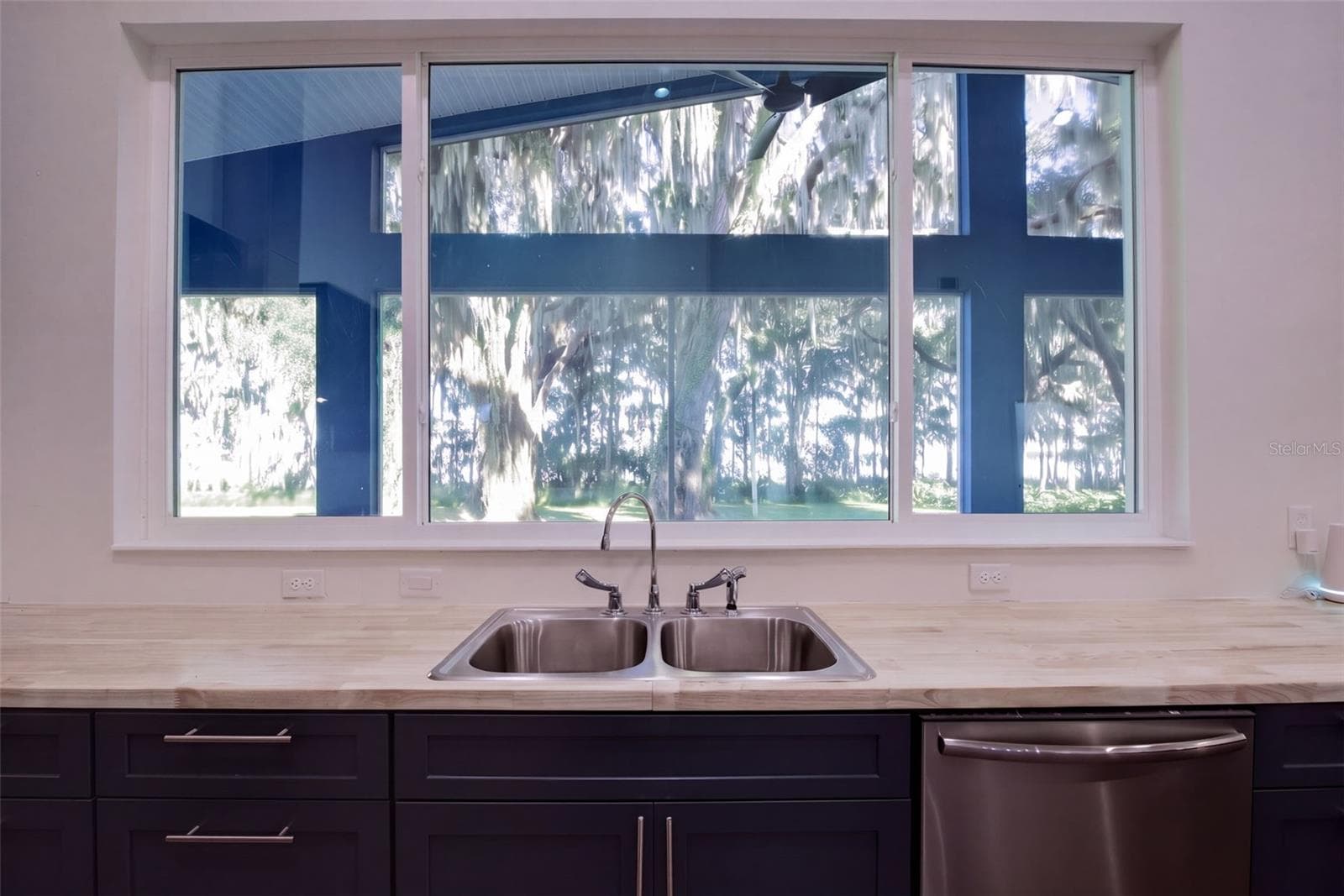 Oversized triple window over the sink with views to the lake - 4410 CORLEY ISLAND RD, LEESBURG