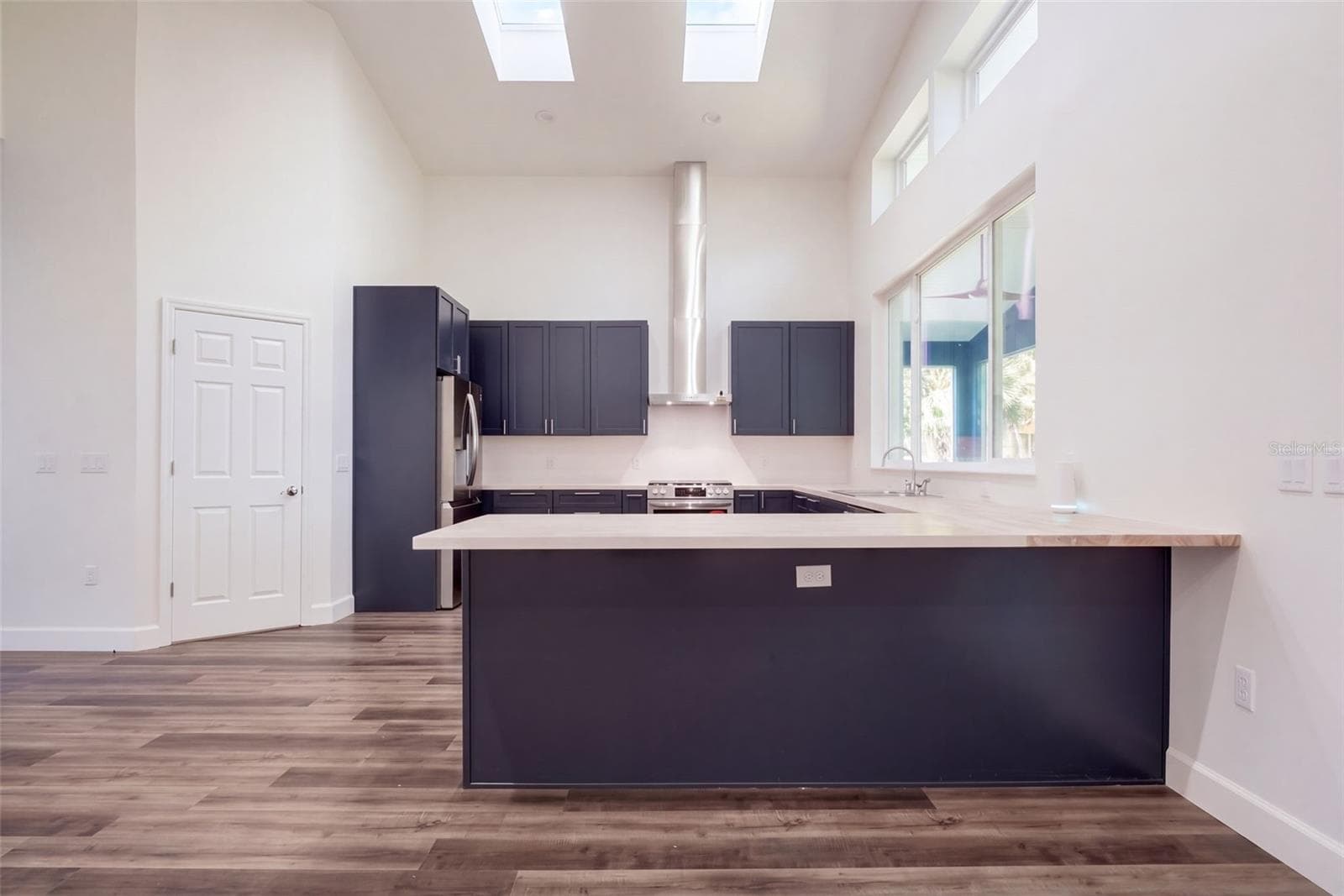 Walk-in pantry, peninsula seating, and vaulted ceilings - 4410 CORLEY ISLAND RD, LEESBURG