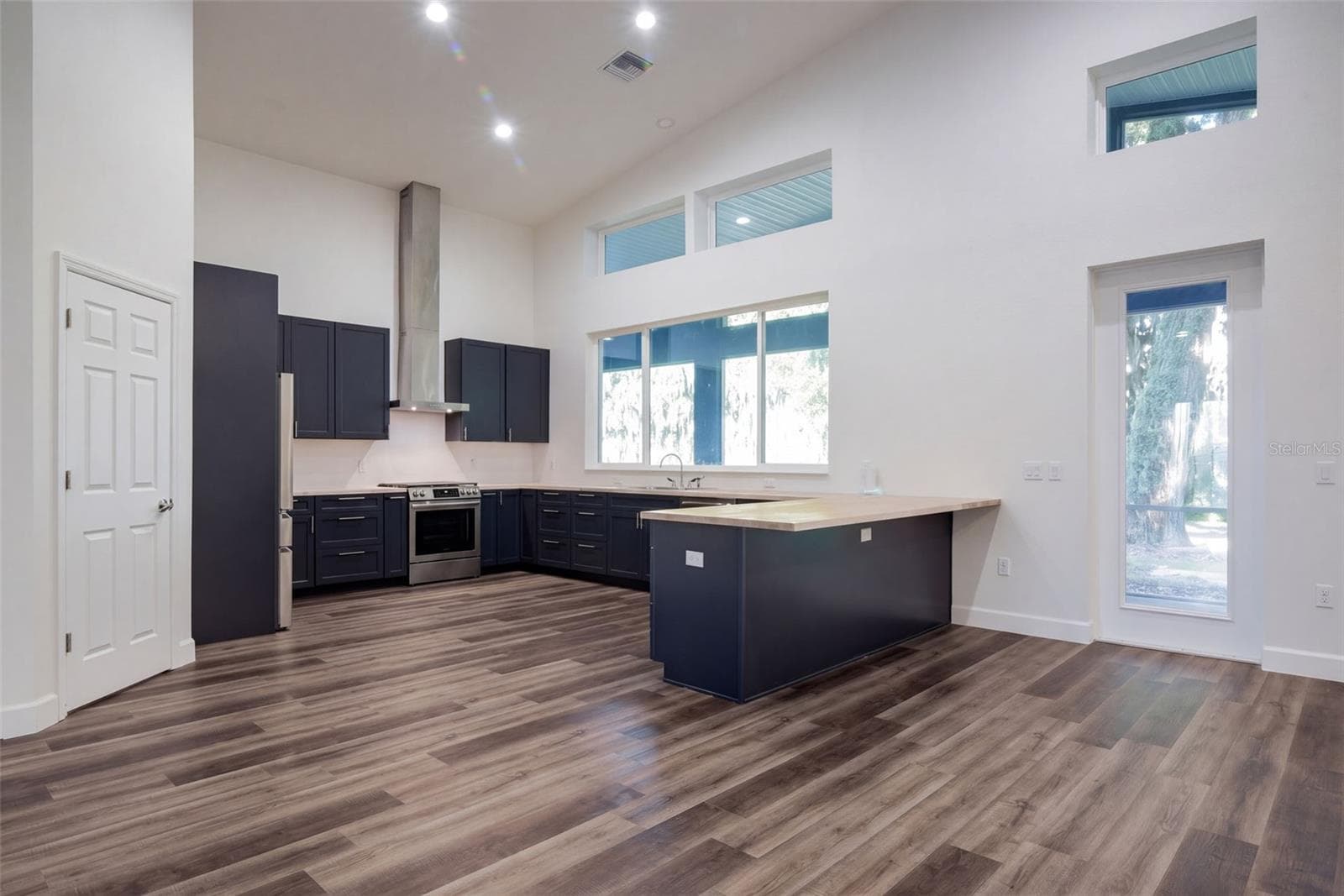 Kitchen with clerestory windows and direct access to the porch - 4410 CORLEY ISLAND RD, LEESBURG