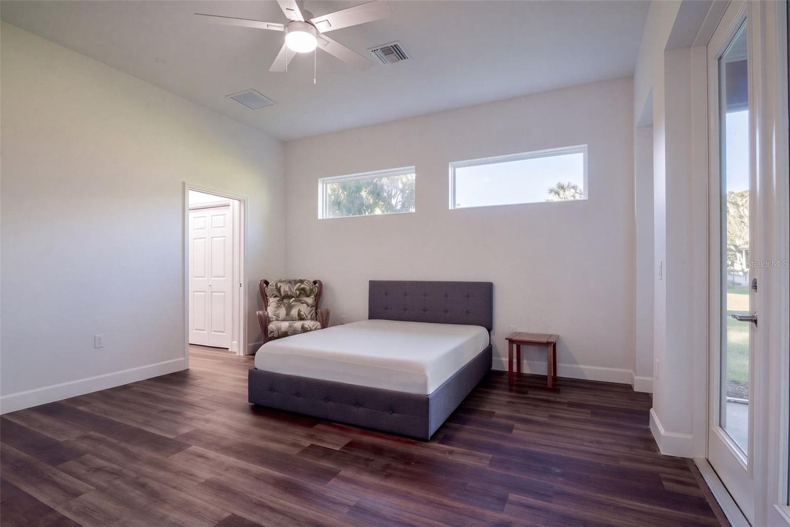 Primary suite with clerestory windows, ceiling fan, and two closets, including a walk-in - 4410 CORLEY ISLAND RD, LEESBURG