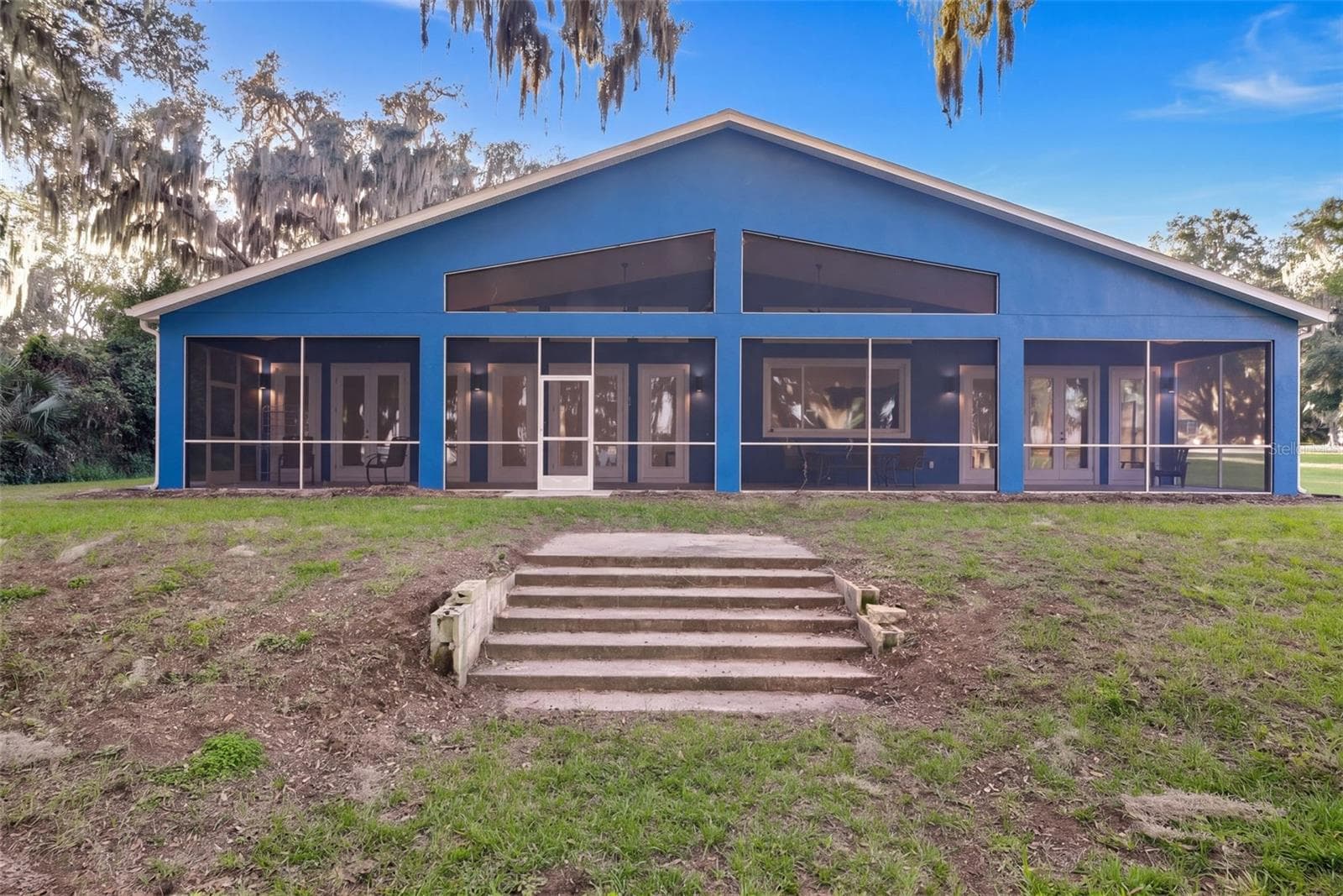 The screened porch runs the full length of the back of the home - 4410 CORLEY ISLAND RD, LEESBURG