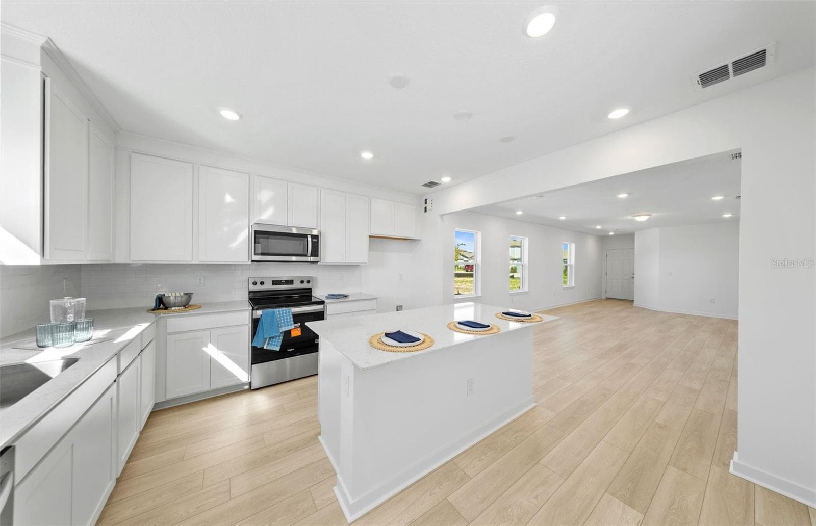 Functional Center Island - 6888 SW 90TH LN, OCALA